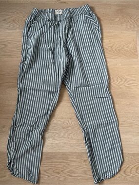 Marine Layer Women’s Grey and White Striped Cropped Pants